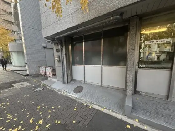 貸店舗(スケルトン)のエントランス