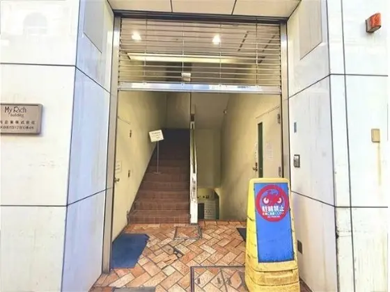 自由が丘のスケルトン物件の入口