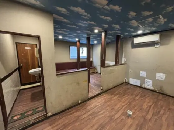 雑色の事務所仕様店舗物件の内装