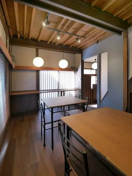 踊場の居抜き店舗の内装