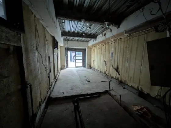 大山のスケルトン店舗物件の内装