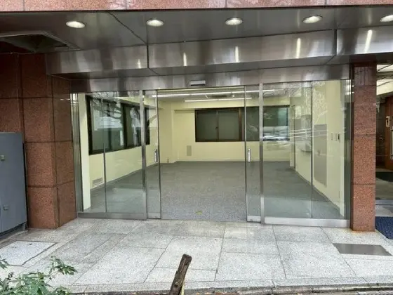 八丁堀の事務所仕様店舗物件の入口