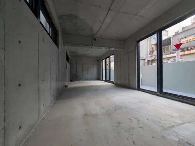 浅草橋のスケルトン店舗物件の内装