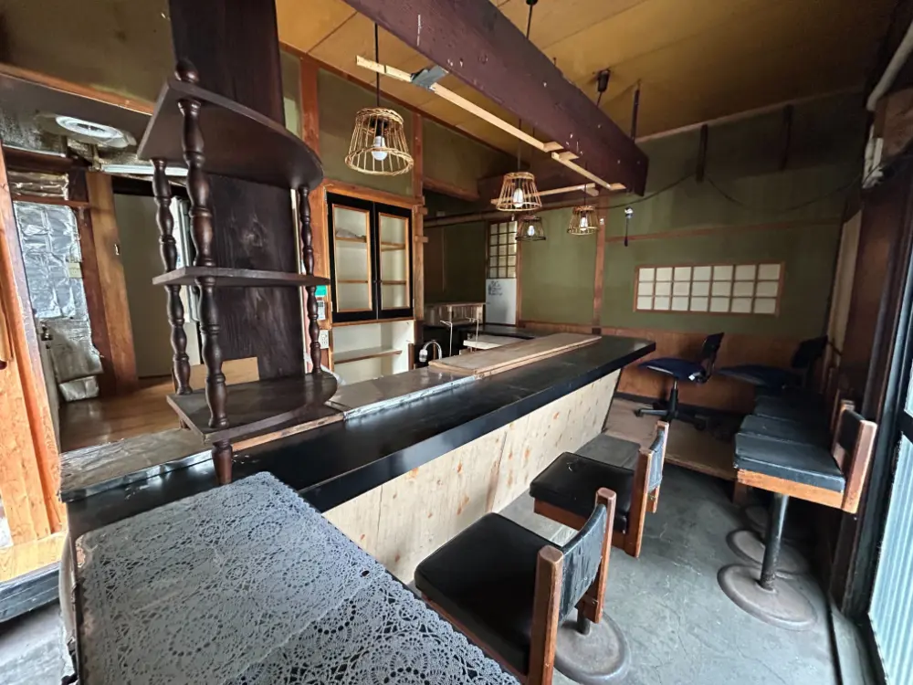 大島の居酒屋居抜きのカウンター