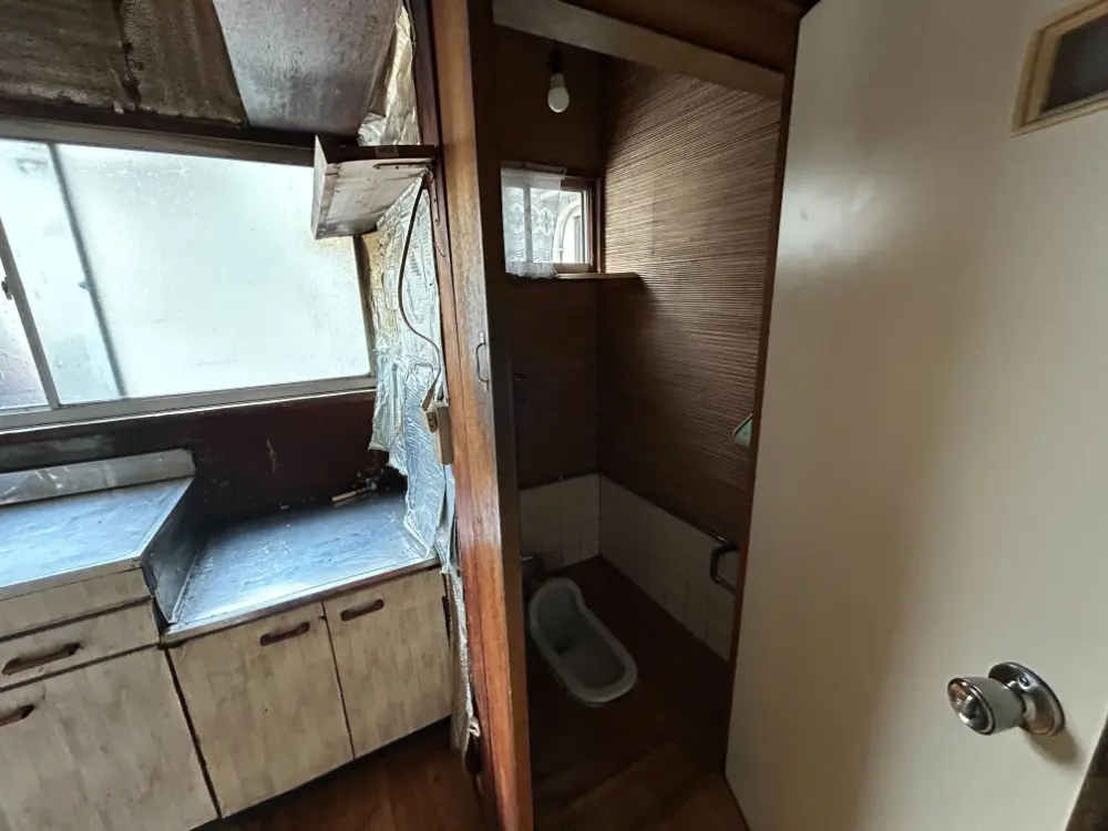 居酒屋の居抜き物件のトイレ