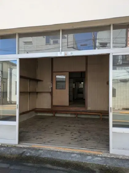 多摩川の事務所仕様店舗物件の入口