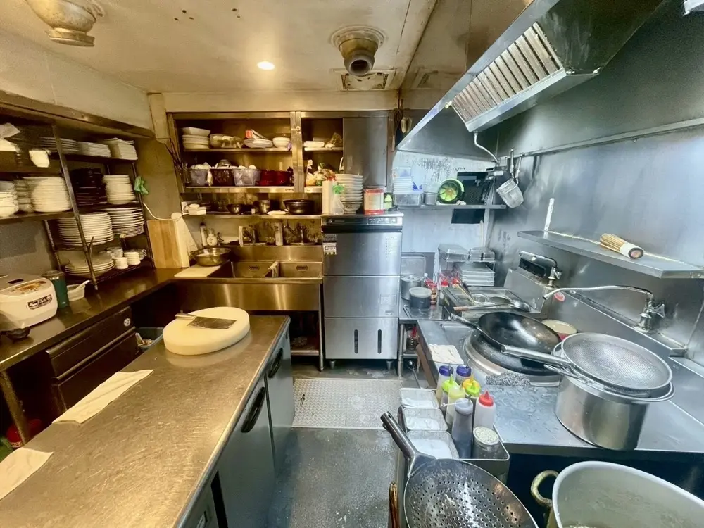 中華料理の居抜き物件の厨房