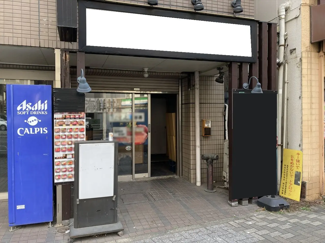 鶴見の居抜き店舗のエントランス