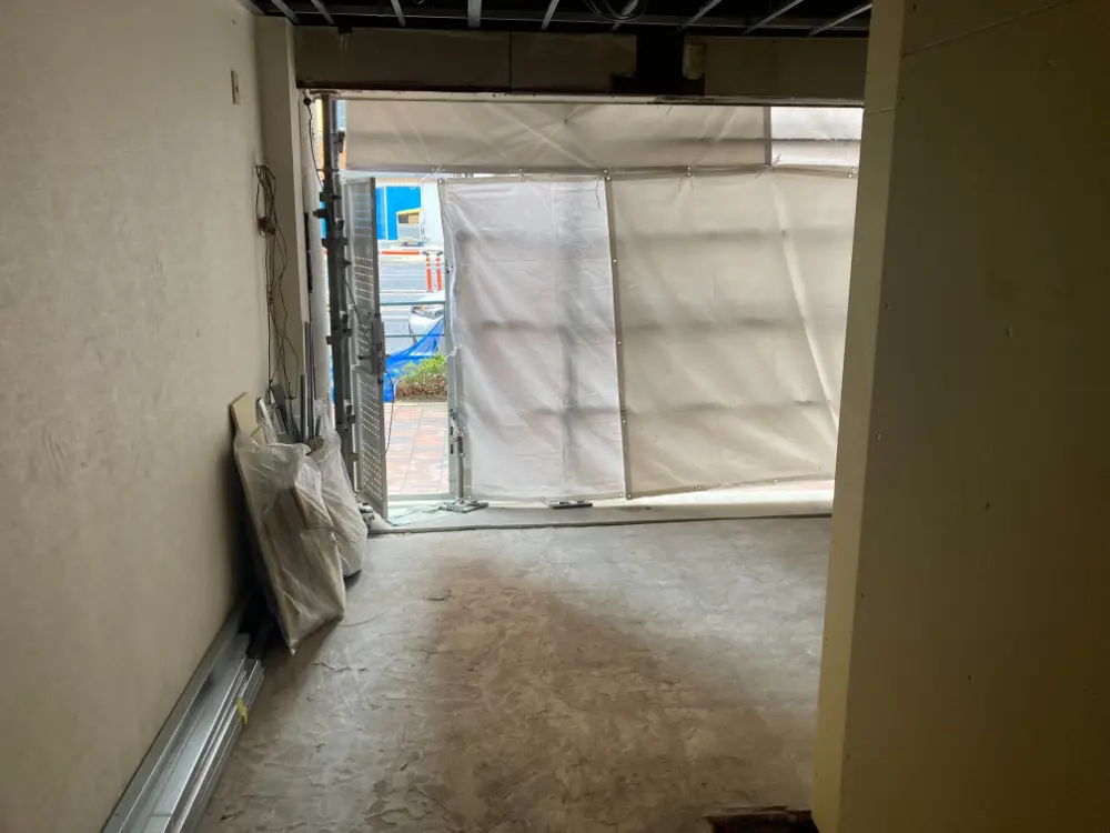 浜町のスケルトン店舗物件の内装