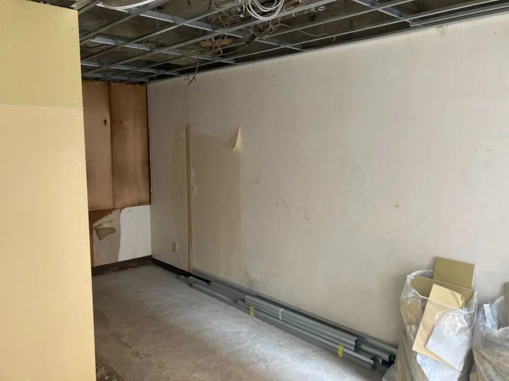 浜町のスケルトン店舗物件の内装