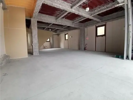 新井薬師前のスケルトン店舗物件の内装