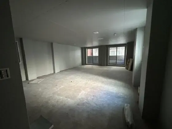 東銀座のスケルトン店舗物件の内装