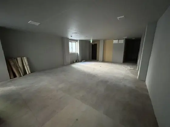 東銀座のスケルトン店舗物件の内装