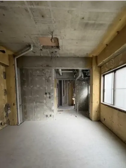 大門のスケルトン物件の内装