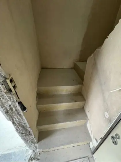 大門のスケルトン店舗物件の内装