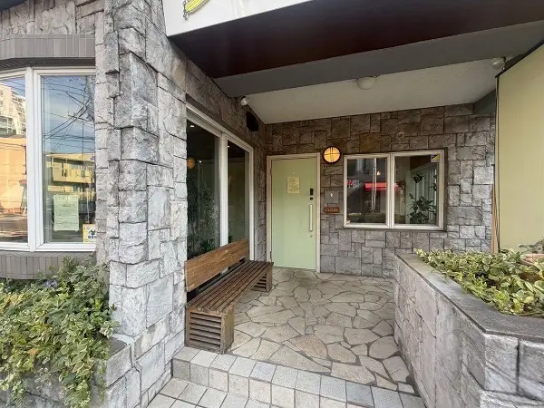 学芸大学のカフェ・喫茶店居抜きのエントランス