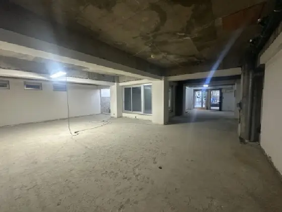 曙橋のスケルトン店舗物件の内装