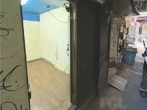 新宿の事務所仕様店舗物件の入口