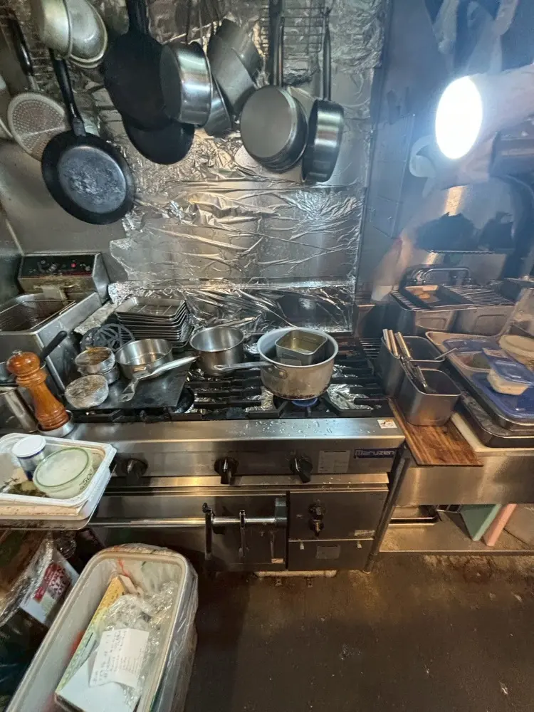 フレンチの居抜き物件の厨房