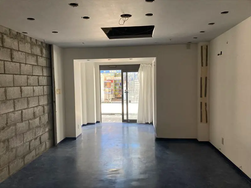 浅草橋のスケルトン店舗物件の内装