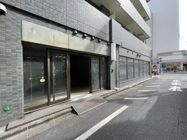 白金台のスケルトン店舗物件の外観