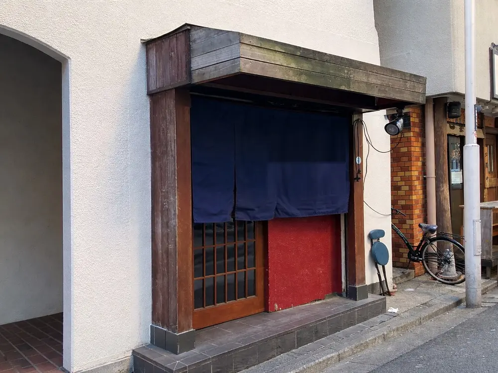 新宿御苑前の居酒屋居抜きのエントランス