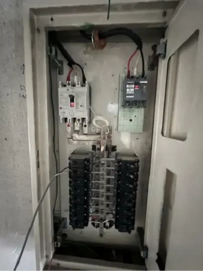 西川口のスケルトン店舗物件の電気