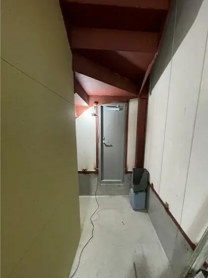 大山のスケルトン店舗物件の内装