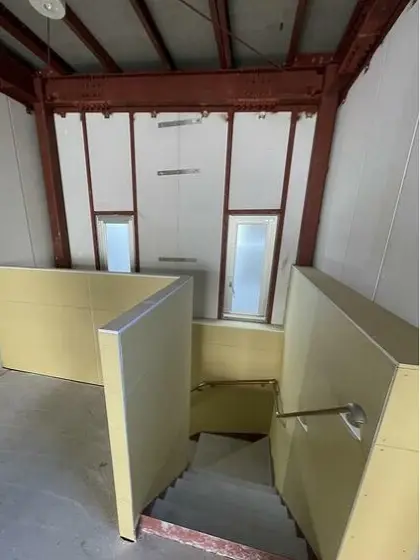 大山のスケルトン店舗物件の内装