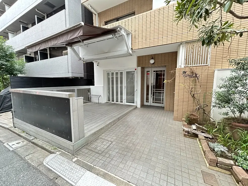 麻布十番のバル居抜きのエントランス