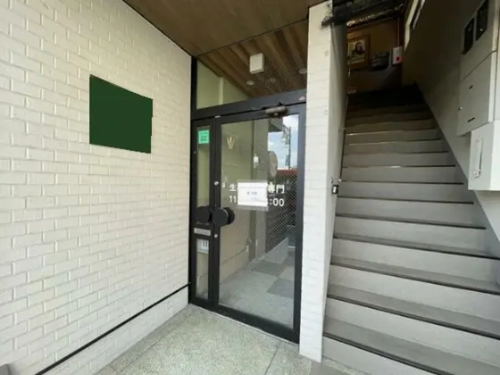 テイクアウトの居抜き物件のエントランス
