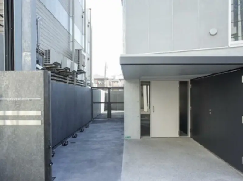 池尻大橋のスケルトン店舗物件のエントランス