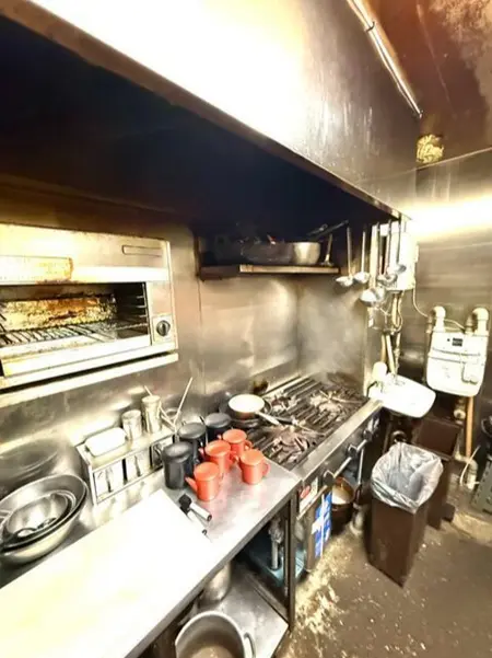 信濃町のうどん・そば居抜きの厨房