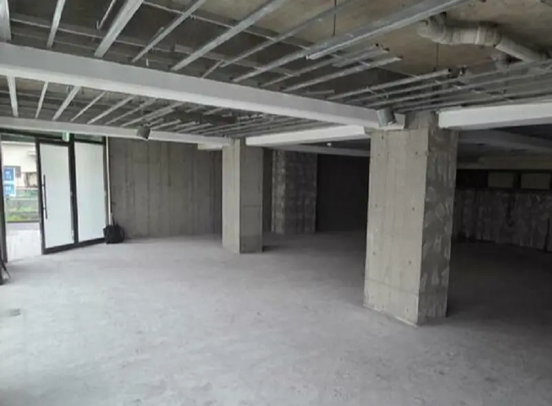 分倍河原のスケルトン店舗物件の内装