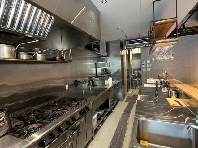 フレンチの居抜き物件の厨房