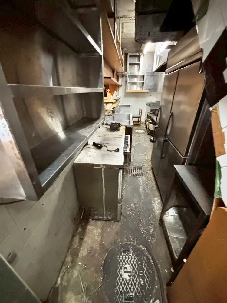 新橋の居酒屋居抜きの厨房