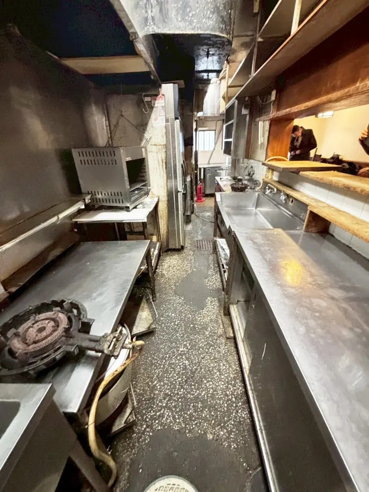 新橋の居酒屋居抜きの厨房