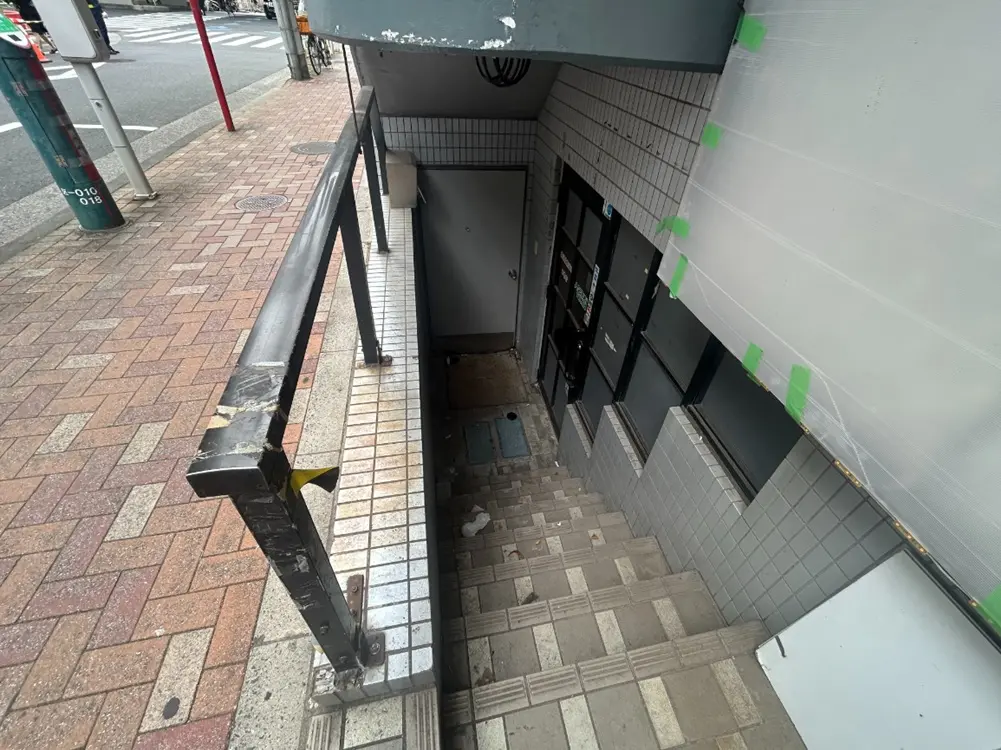 貸店舗(スケルトン)のエントランス