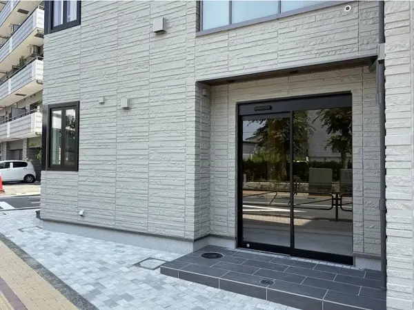 貸店舗(スケルトン)の入口