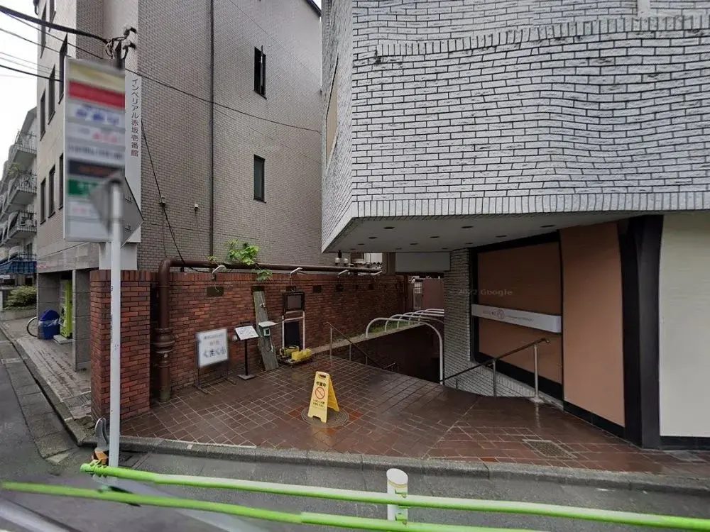 乃木坂のスナック・パブ居抜きのエントランス