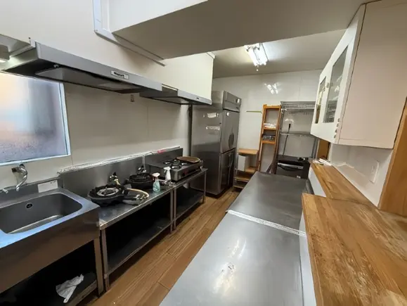 中華料理の居抜き物件の厨房