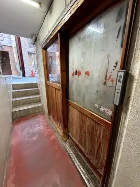 千駄木のスケルトン店舗物件の入口