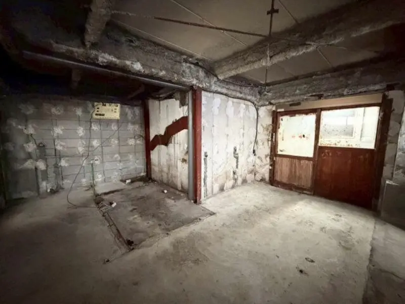 千駄木のスケルトン店舗物件の内装