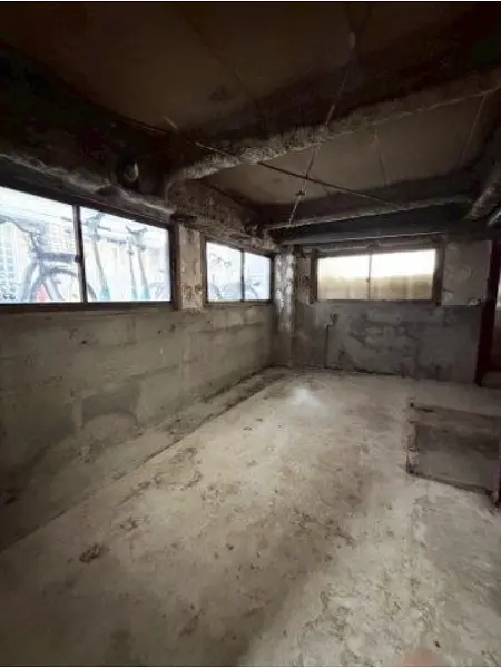 千駄木のスケルトン店舗物件の内装