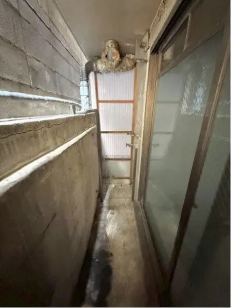 千駄木のスケルトン店舗物件の内装