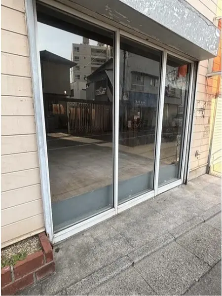 等々力のスケルトン店舗物件の入口