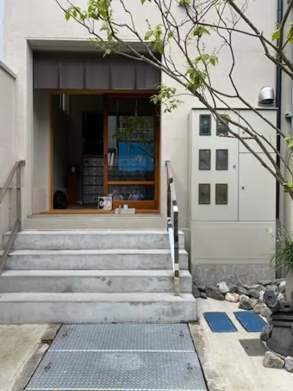 貸店舗(スケルトン)のエントランス