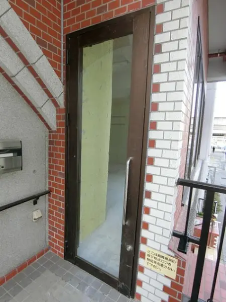 センター北のスケルトン店舗物件の入口