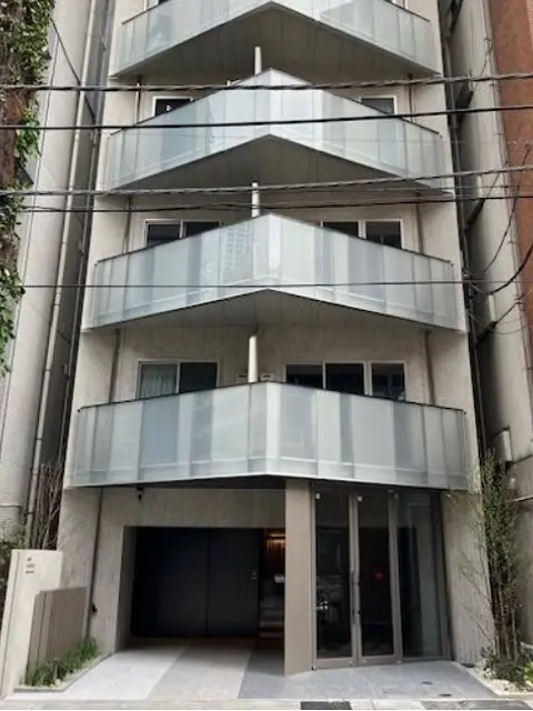 新宿御苑前のスケルトン店舗物件の外観