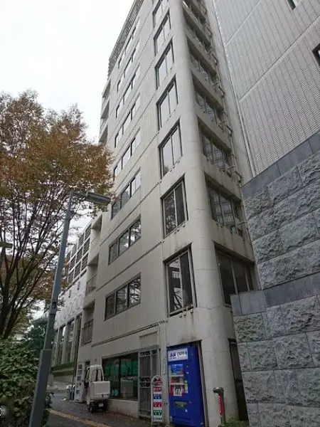 都庁前の事務所仕様店舗物件の外観